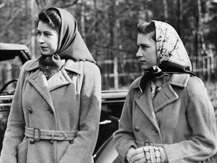 Принцесса Елизавета и принцесса Маргарет в 1945 году.