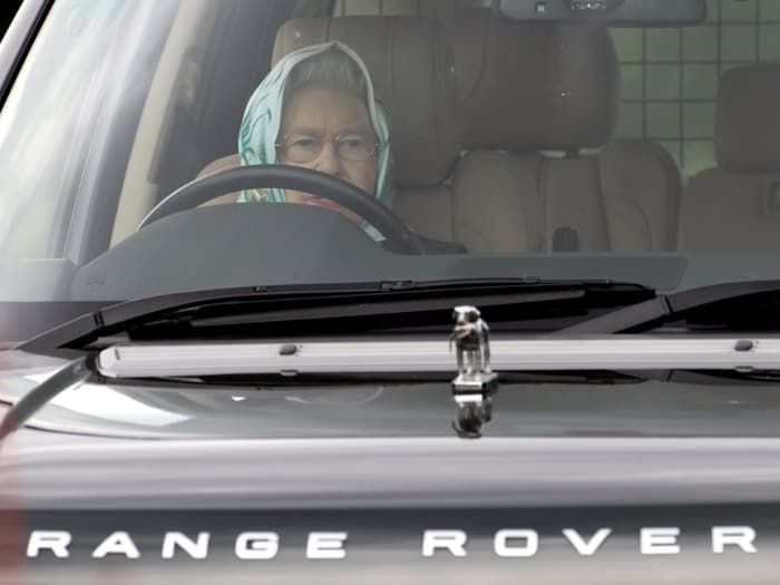 Елизавета II за рулем Range Rover