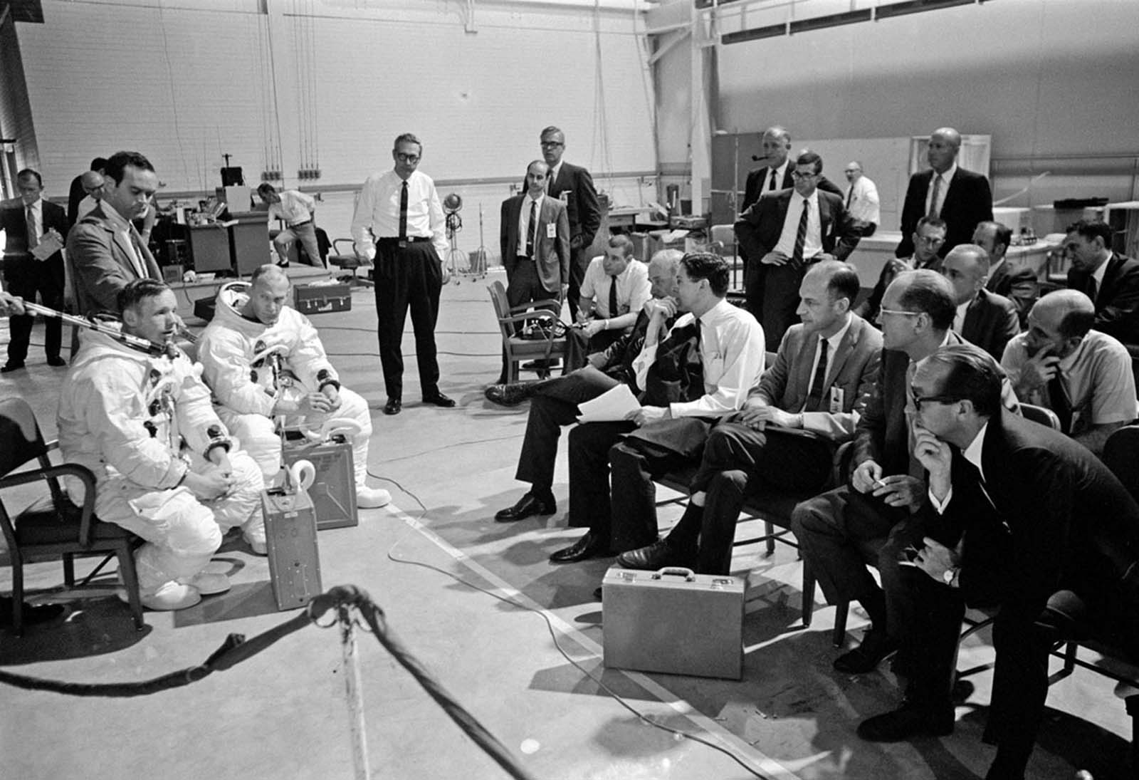 Нил Армстронг (слева) и Базз Олдрин инструктируют руководителей НАСА перед тренировкой