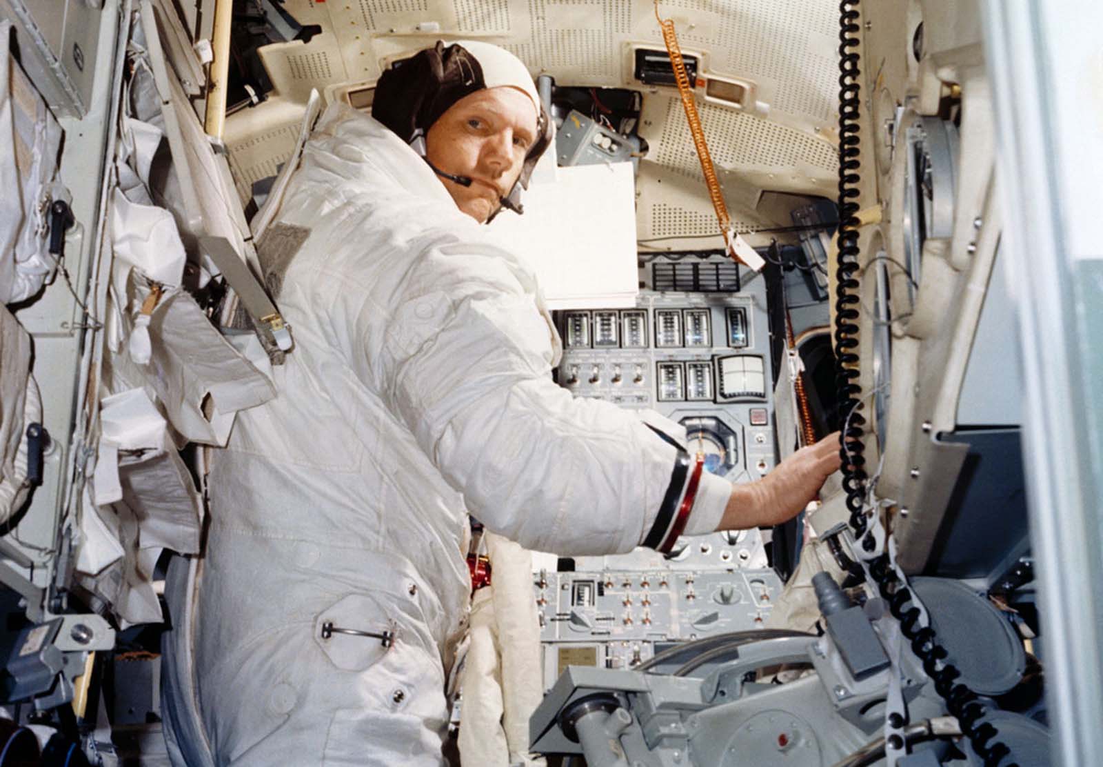 Нил Армстронг тренируется в симуляторе лунного модуля