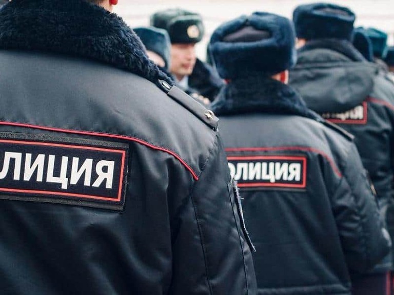 Read more about the article Почему милицию в России переименовали в полицию?