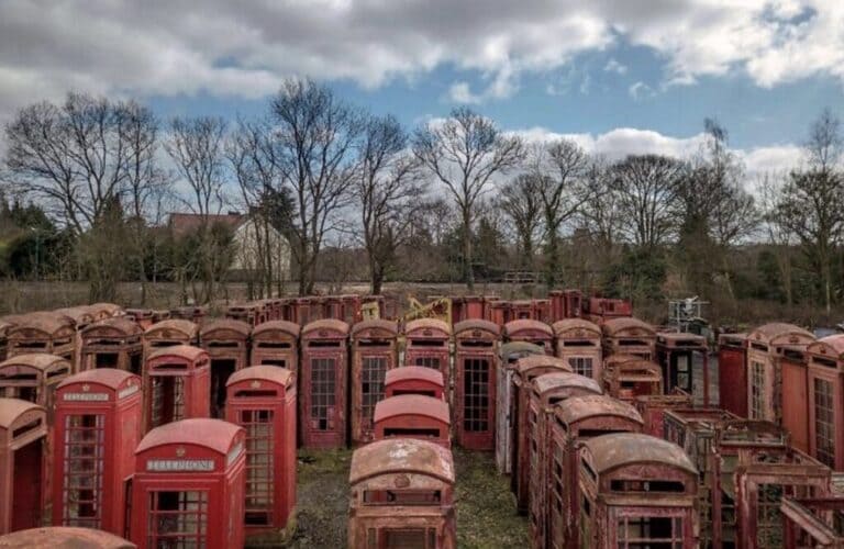Кладбище телефонных будок