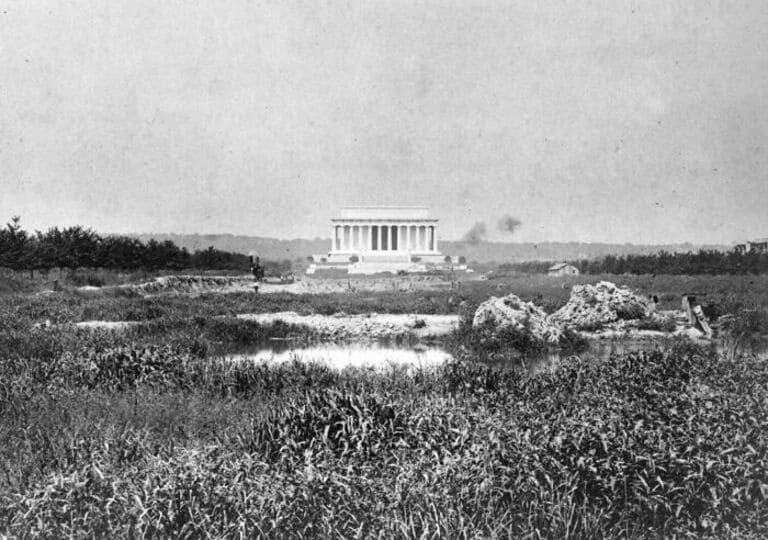 Мемориал Линкольна перед отражающим бассейном