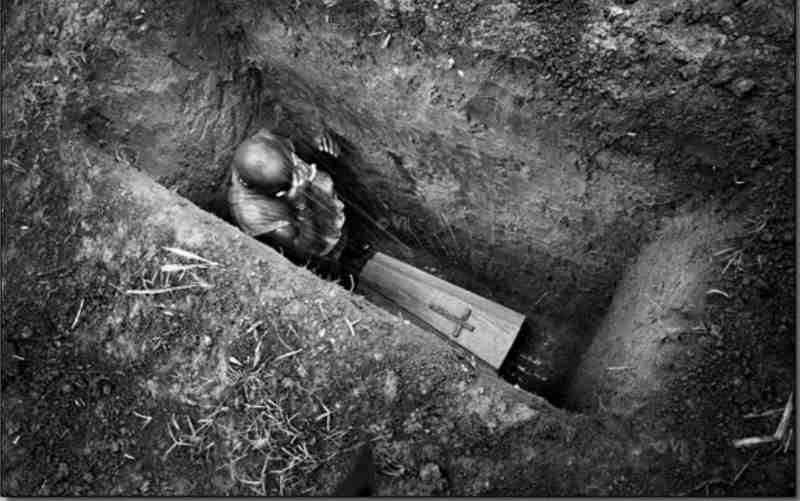 You are currently viewing Почему умерших людей хоронят в могилы глубиной два метра?