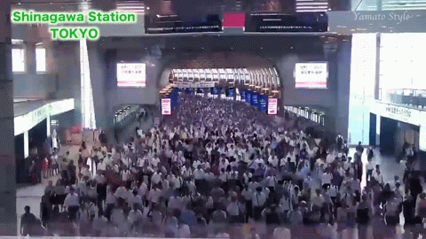 Вы сейчас просматриваете Час пик на самой загруженной станции метро в Токио
