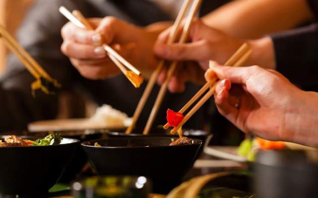 Read more about the article Почему азиатские страны используют палочки для еды?