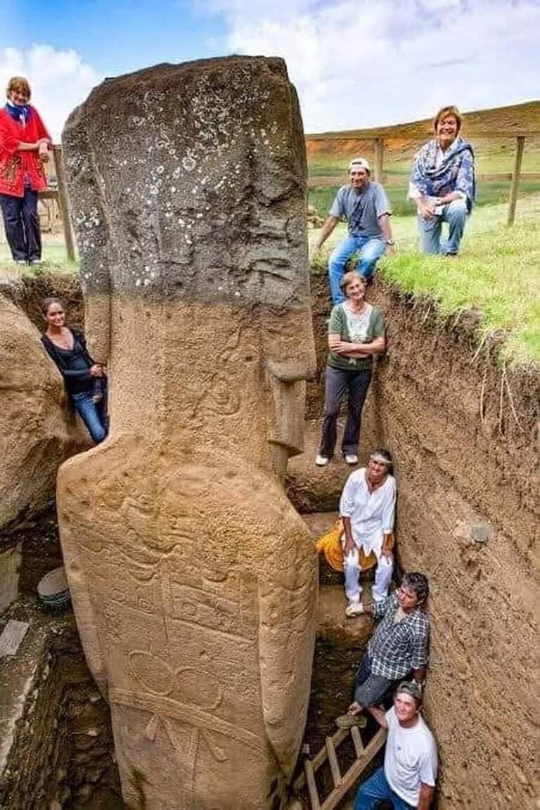 Закопанная часть статуи моаи