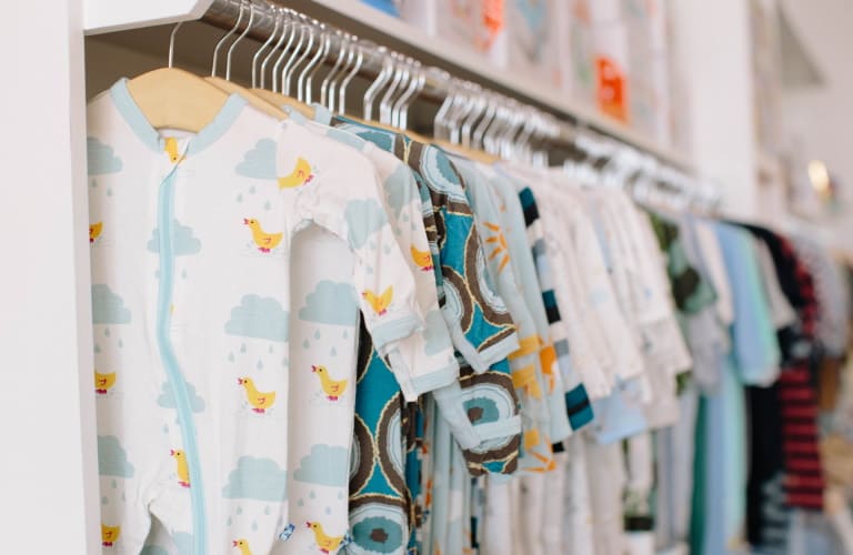 Read more about the article Детская одежда для карапуза: каким аспектам стоит уделить особое внимание при ее выборе?
